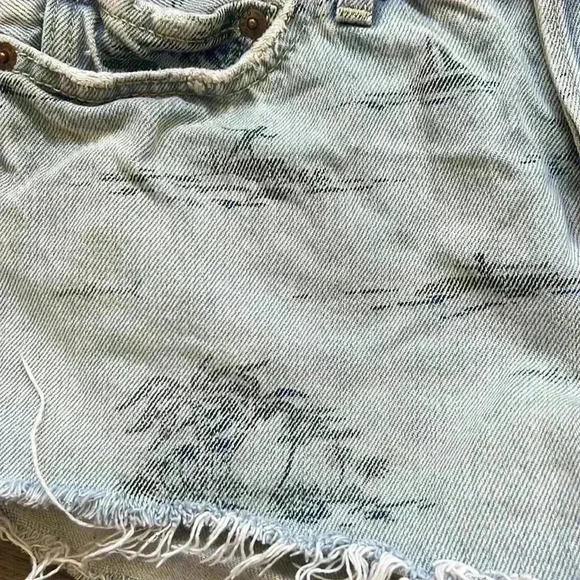 🔥Levi’s🔥 | Vintage jeans shorts with surfers and palm tree designs - Picture 3 of 16